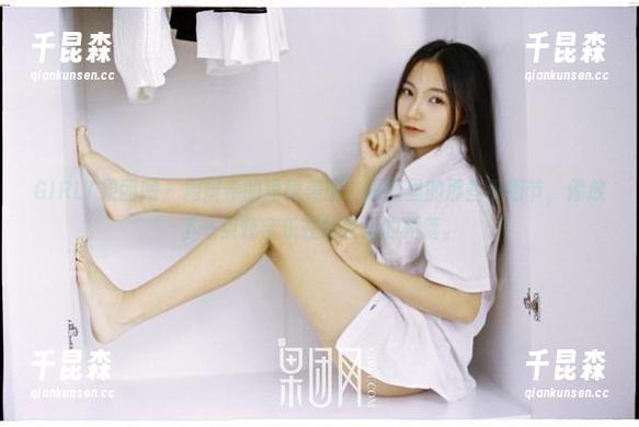 GIRLT果团网 - 周妍希的短裙美图，原图里的那些小细节，像放了一点轻音乐在钱包里的角落。