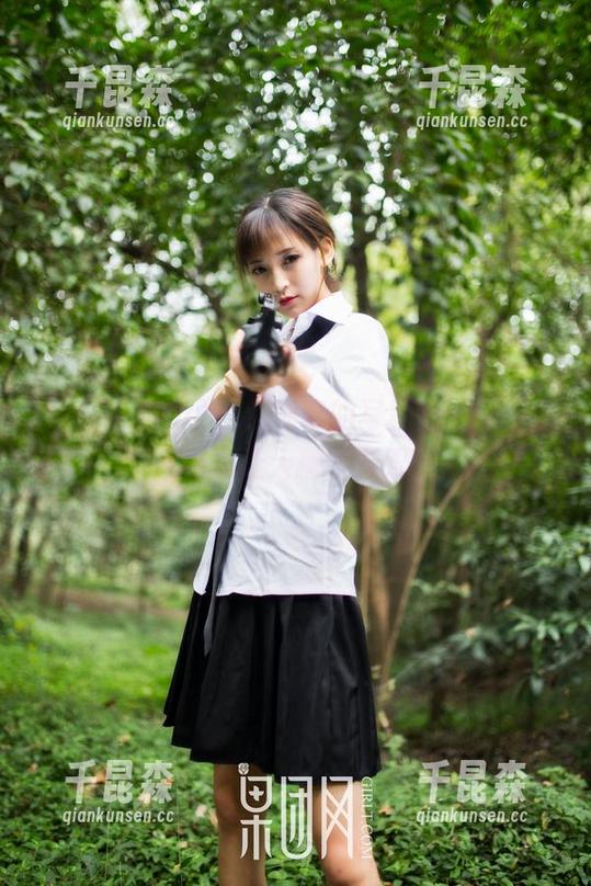 GIRLT果团网 - 周晓唯的写真里，女神的气场真让人挪不开眼。