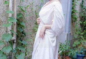 Xiuren秀人网 – 喷鼻涕的laura阿姣现身泳池图库，下载并不嫌多，谁说清凉不能有点俏皮！