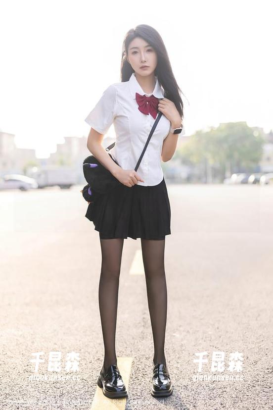 Xiuren秀人网 - 轩轩王子闪亮登场，油亮得让人想多看几眼的原图，轻松下载