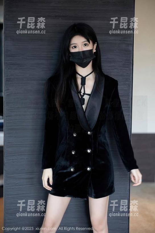 Xiuren秀人网 - 套图奇观，陈雅漫VICKY：女王气场不输超模，装扮却像刚睡醒的猫。