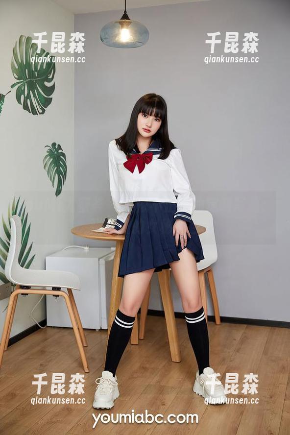 YouMi尤蜜荟 - 貌似不正经的定制写真：张茜茹的女秘角色