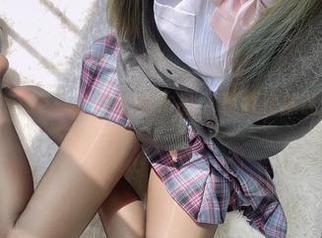 在线追踪eloise软软的全新作品，双拼丝袜让人意犹未尽。