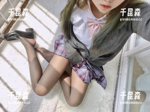 在线追踪eloise软软的全新作品，双拼丝袜让人意犹未尽。