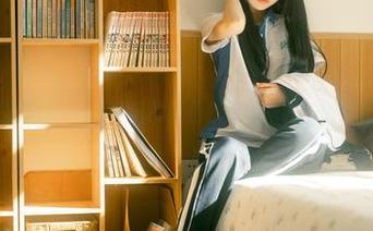 原图揭秘：rua阮阮的红色校服与阳光的微妙互动