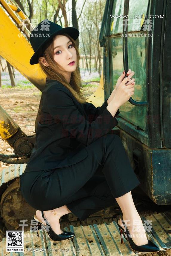 丽柜 - 看语寒在泳池里的每个动作，哈哈，简直太有戏了！