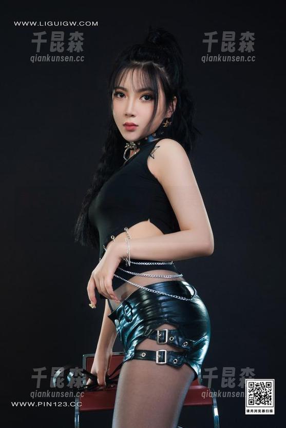丽柜 - 钟晴驾到，少女私房美图俩字：萌到不行，认真脸。