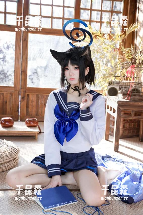 原图中的九柒喵黑丝美腿，深邃的视线与轻微的撩动，难道不让人想多几秒？