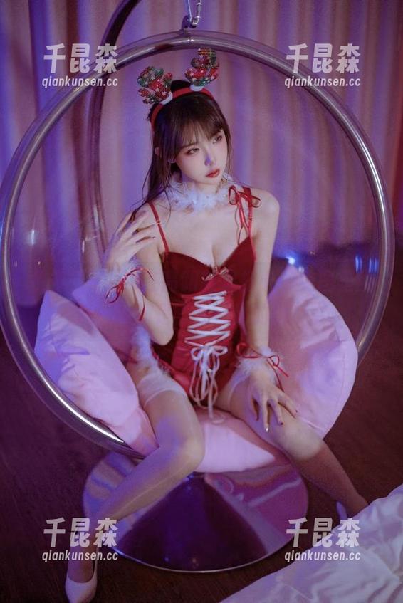 余多多Dudu在高跟鞋里打卡，美图里的每一步都是“我摔倒的路”。