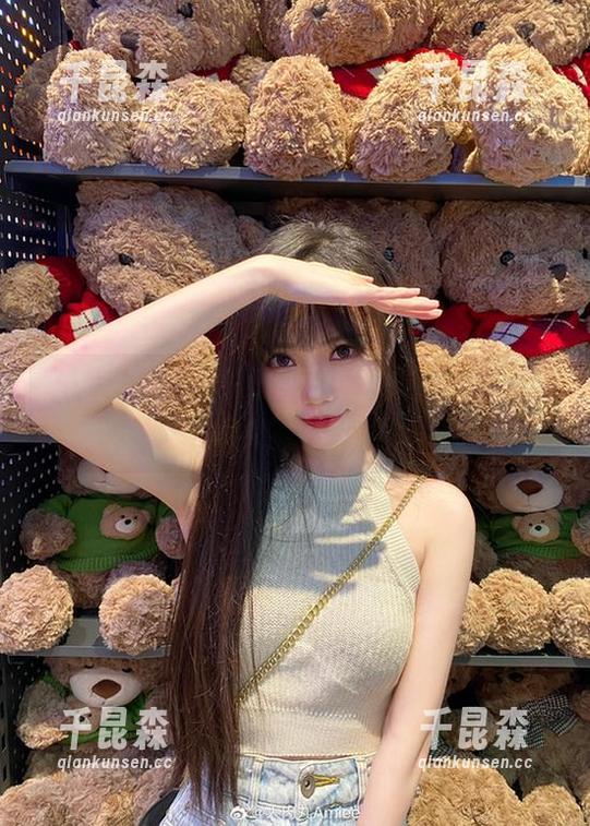 大肉丸Amiee的清纯私拍合集，打破‘乖乖女’的界限