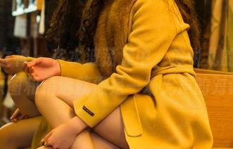 头条女神 – 在水波荡漾中，信悦儿的泳装，原图和精选就像是一场无声的对话。