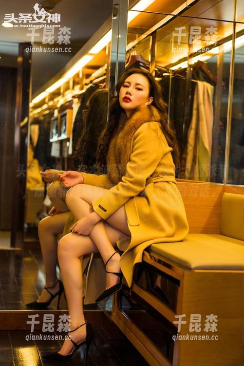 头条女神 - 在水波荡漾中，信悦儿的泳装，原图和精选就像是一场无声的对话。