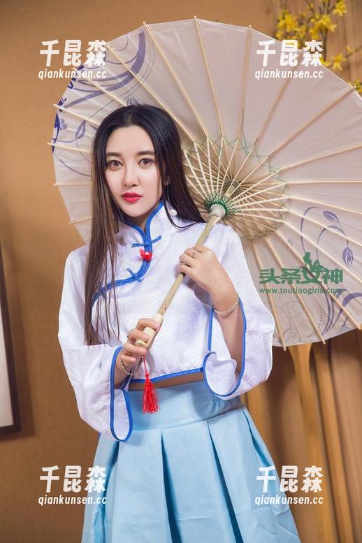 头条女神 - 在线瞧，火儿的眼镜写真在传达一种无声的碰撞感，着实太耐人寻味了。