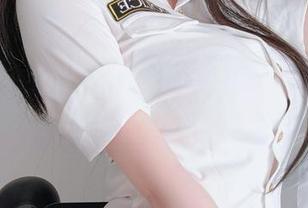 女主K在这场丝袜互动中宛如小天使，惹得观看者忍俊不禁。