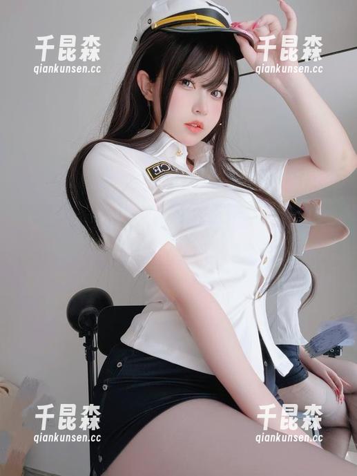 女主K在这场丝袜互动中宛如小天使，惹得观看者忍俊不禁。