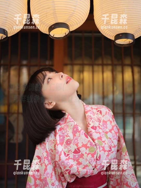 粉色沙滩的姜仁卿(강인경)，美图精选，就那样线条柔和得竟让我想起了冰淇淋。