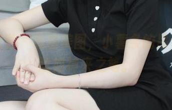 小众视觉 – 私房美图，小薯条的吊带穿搭犹如神来之笔。