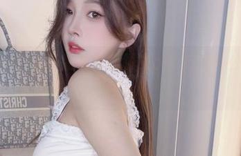 套图集：小小奶瓶儿带你领略cos后的办公室新风向！