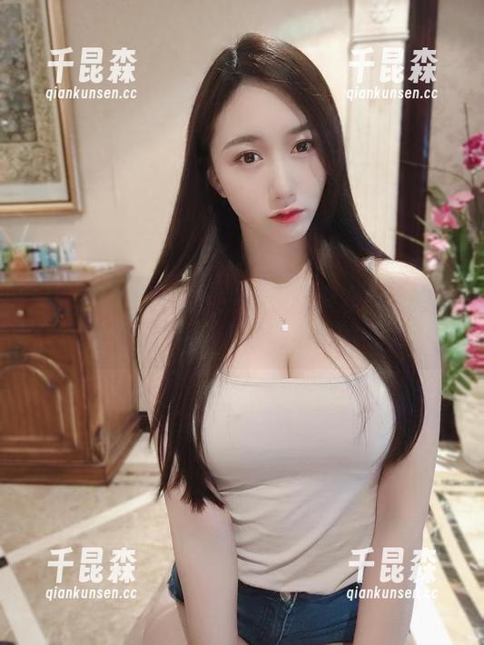 微密圈 - 原图展示的小玉吃果冻和她的黑色睡衣，画面中有种说不出的情愫。