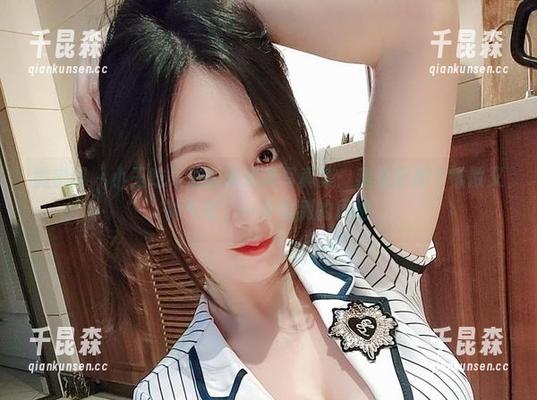 微密圈 - 小玉吃果冻的裤里丝写真集：我就是那个懒散又帅气的，一扑就倒的风格