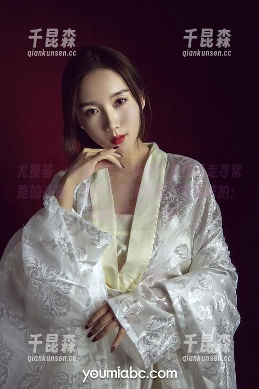 尤蜜荟 - 如果“合法萝莉”是那不走寻常路的孩童，她的电影海报能不能这样拍：“女孩套图”上线！