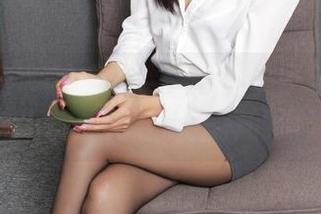 异思趣向 – 独家免费图集！美子与那双椅子底下的红高跟玩怎样的游戏？