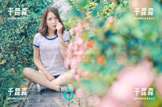 推女神 - 岑苑之barbiebaby的红裙，原图带着一些微妙的性感，图集中竟意外地发现了她的不羁灵魂。