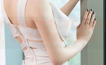 推女神 – 穆菲菲的海边写真：试图假装优雅，结果像个被海浪追着的水獺。