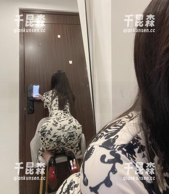 微密圈 - 是可馨吖的白裙写真集：鲜少见的优雅与狂野并存