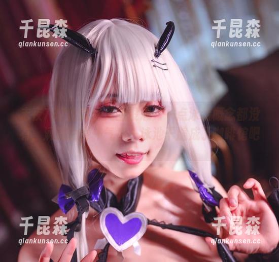 末夜787的这张美图没想到一点泳装概念都没有，满满的女仆气息，泳池干脆成了咖啡馆吧。