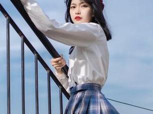 梨瑾瑾，那个室内的吊带裙女神，图库里的高清展现，果然让人心痒！