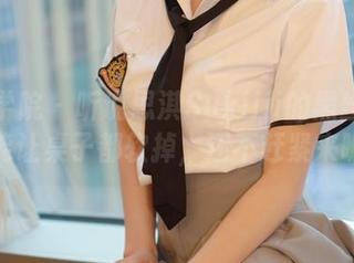 模范学院 – 听说思淇Sukiiii的黑丝全套写真能让桌子都软掉，还不赶紧来瞧瞧？