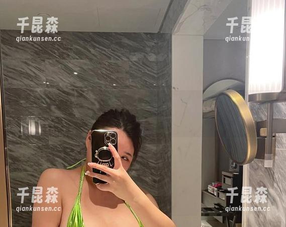 微密圈 - 私房作品里的水蜜桃米米，那个蕾丝吊带让我想起了很多有趣的事情。