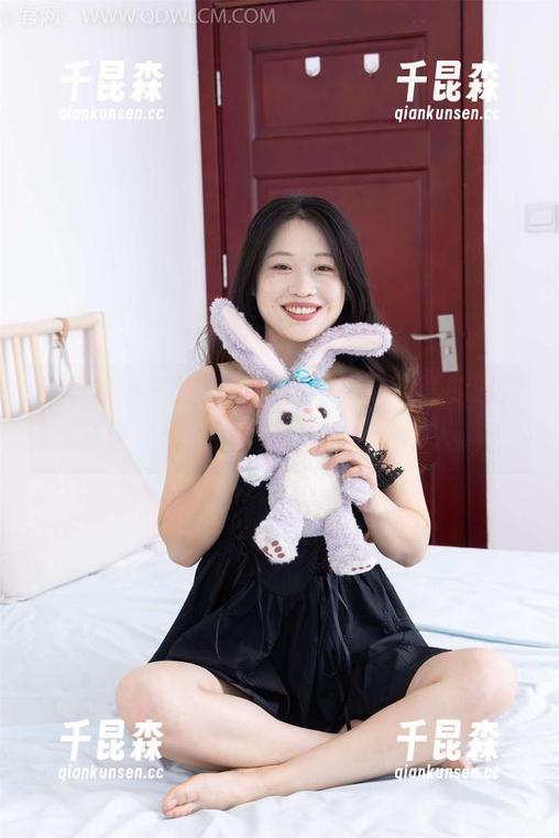 物恋传媒 - 泡泡的美脚写真，下载的时候我还在想，脚趾竟也能这么迷人。