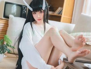 瓜希酱的红裙写真，精选于浪漫与戏谑之间。