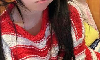 神沢永莉在浴室：泳衣和辫子搭配得何其有趣，快来拍照片吧！
