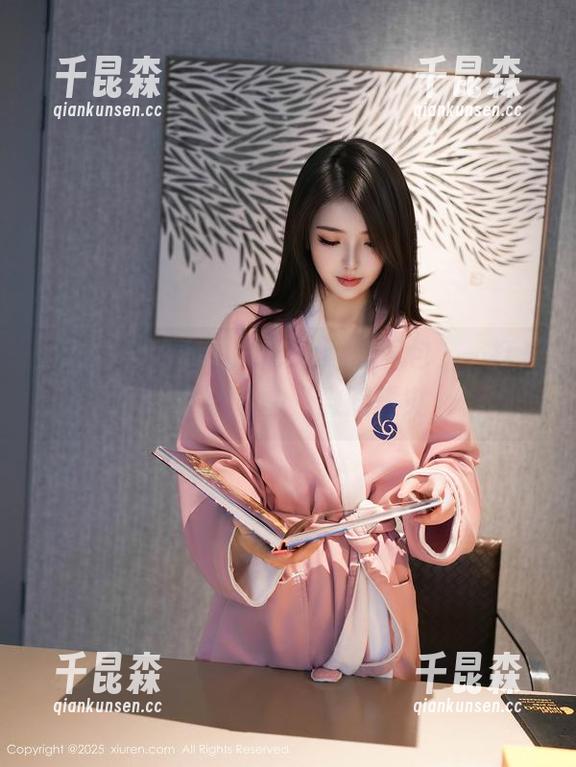 秀人网 - 冯木木职场OL制服图包，一打开就能引发老板的“微微震灾”。