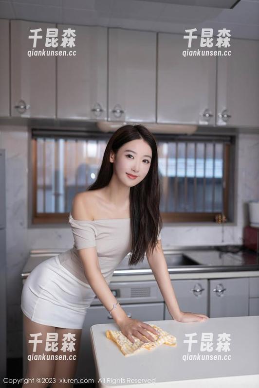 秀人网 - 斜眼看去：外科TEL的棉袜，图片与原图之间的那份微妙，你懂的。