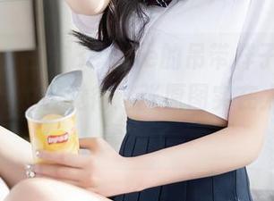 秀人网 – 白洁Bessie的吊带样子，你们看过之后也会觉得这张原图实在太“有故事”了