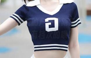 秀人网 – 黄歆苑的户外最新套图，翻沙子都是有档次的哦！