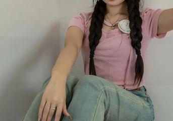 绮梦摄影 – 小莉的女友照片——资源背后的心思估计有不少吧