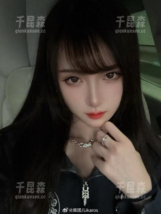 腐团儿Ikaros的自拍，或许能告诉你什么叫做高清美颜？