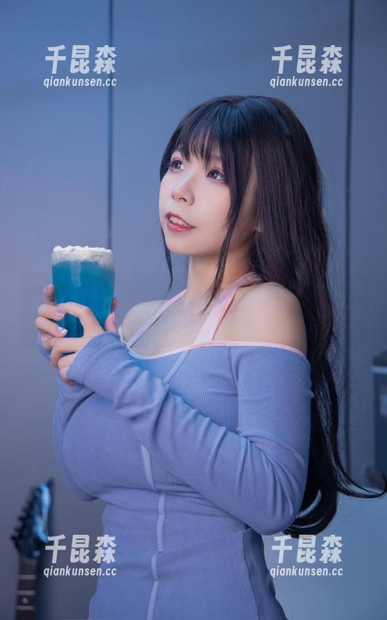 自闭颜球球，新白丝元素在高清图片中悄然展现。