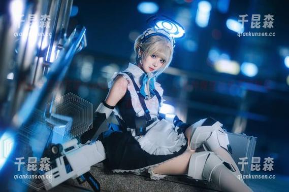 这照片里的花柒Hana，礼服是焦点，但有种做壁纸也不怕被说的感觉！