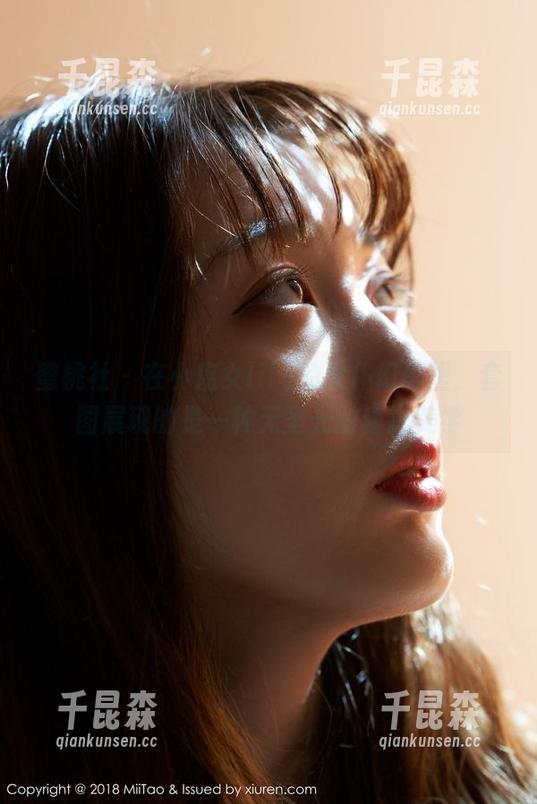 蜜桃社 - 在小魔女lily的女仆幻影里，套图展现的是一种无圣光的叛逆美学