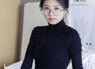 袜啵啵 – 最新照片中小沫的白棉袜，啧，有种说不出的俏皮……
