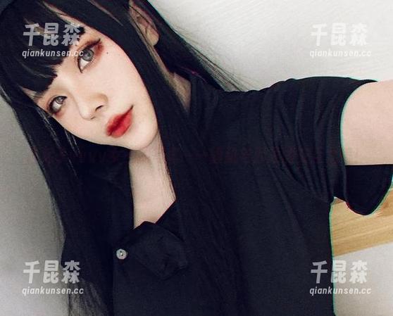 起起子vvvv女王的写真——腹肌与沙发的交互之美！