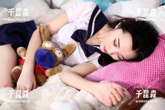 轰趴猫 - 好吧，陈雅漫也不想上班，免费睡衣美照请收好！