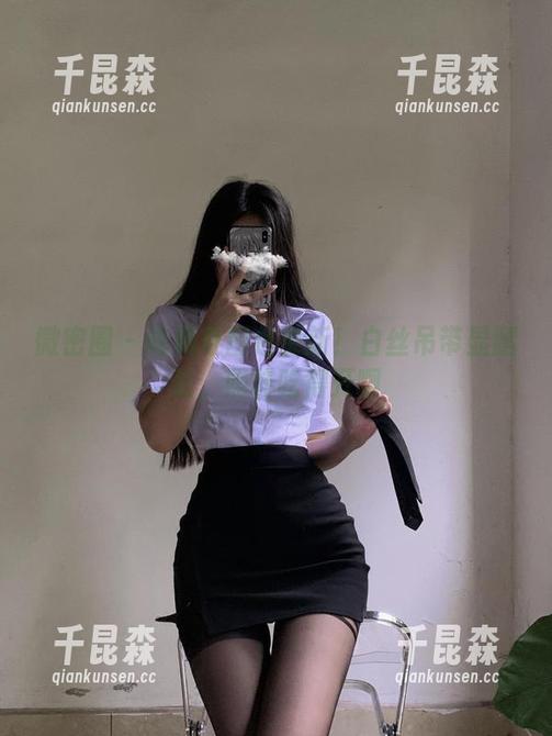 陈佩奇 微密圈 - 陈佩奇图包更新!白丝吊带显腿长,照样吃得开啊