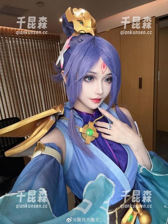 清纯的面具——露儿大魔王最新图集给你意想不到的冲击感。